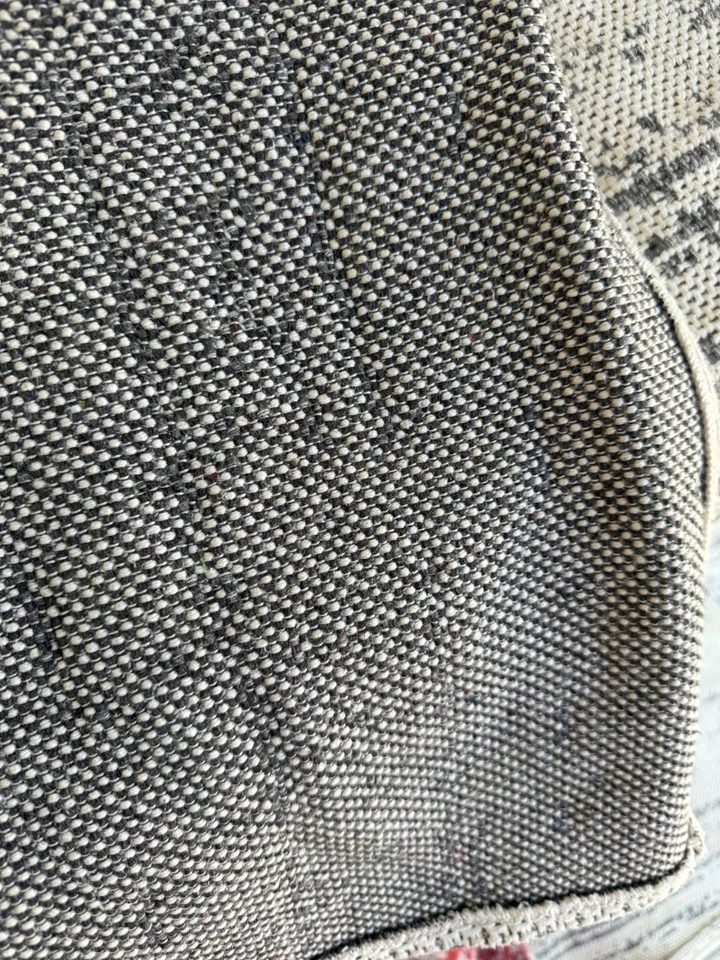 ✿ Tapete de algodão tecido 64” x 45” cinza e creme minimalista moderno - Imagem 4 de 4