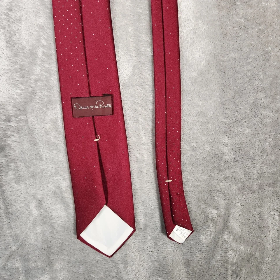 Corbata corta estrecha de colección Oscar De La Renta para hombre roja plateada estampada 56x3" Foto 4 de 4