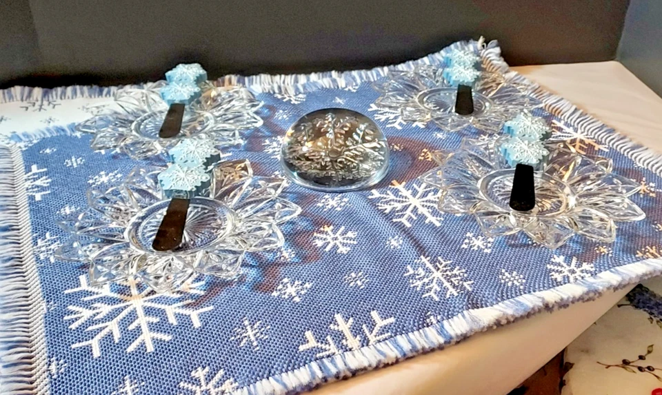 "Let it Snow" 2 Blue/White Snowflake Mats w/4 Petal Clear 6.5" Plates & More!! - Image 2 of 4