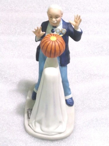 The 12 Norman Rockwell Porcelain Figurine TRICK OR TREAT Danbury Mint 1980 N Box - Picture 4 of 12