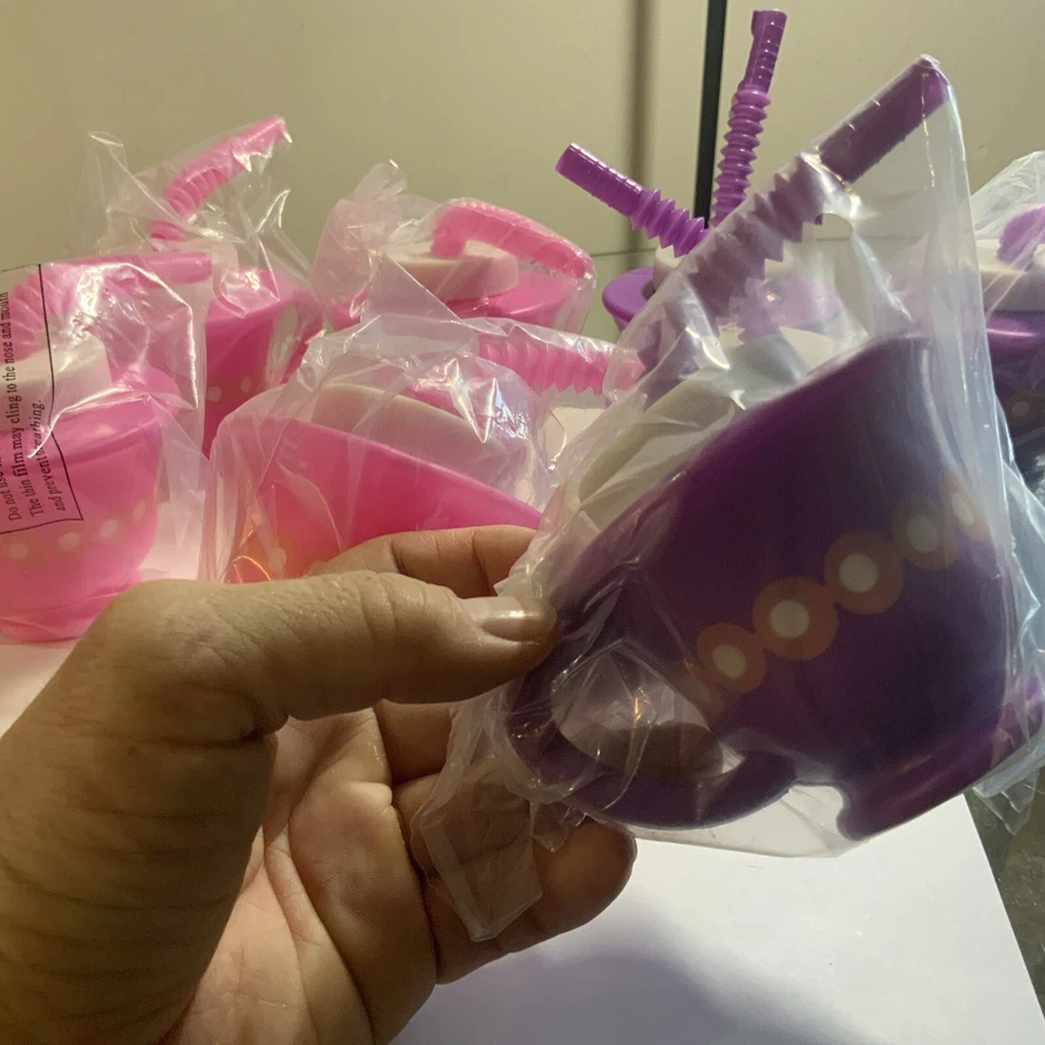 Tazas de plástico para niños con tapas y pajitas - Tazas reutilizables para fiesta de té 9 oz - Juego de 8 tazas Foto 4 de 4