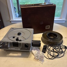 Kodak Ektagraphic III B Projector, With Case, 2 extra bulbs, 80 slide Carousel