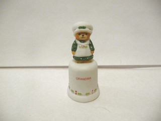THIMBLE BISQUE ENESCO LUCY RIGG '86 TOPPER OF "GRANDMA" TEDDY BEAR