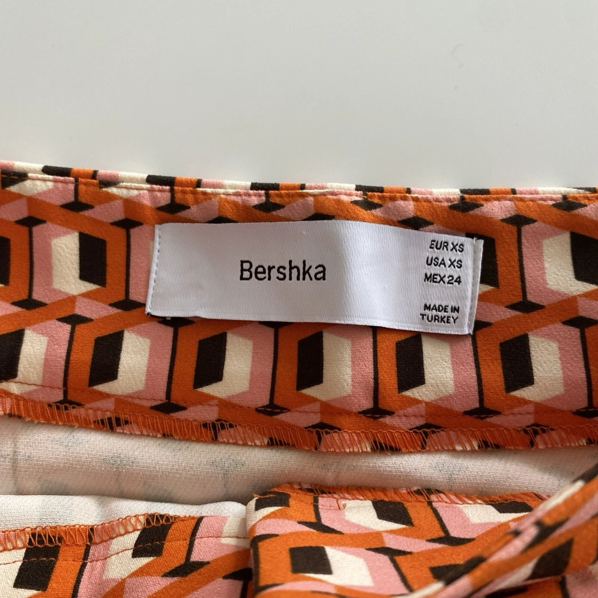 Minifalda Bershka Naranja, Blanco y Negro Talla XS Excelente Estado Apenas Usada