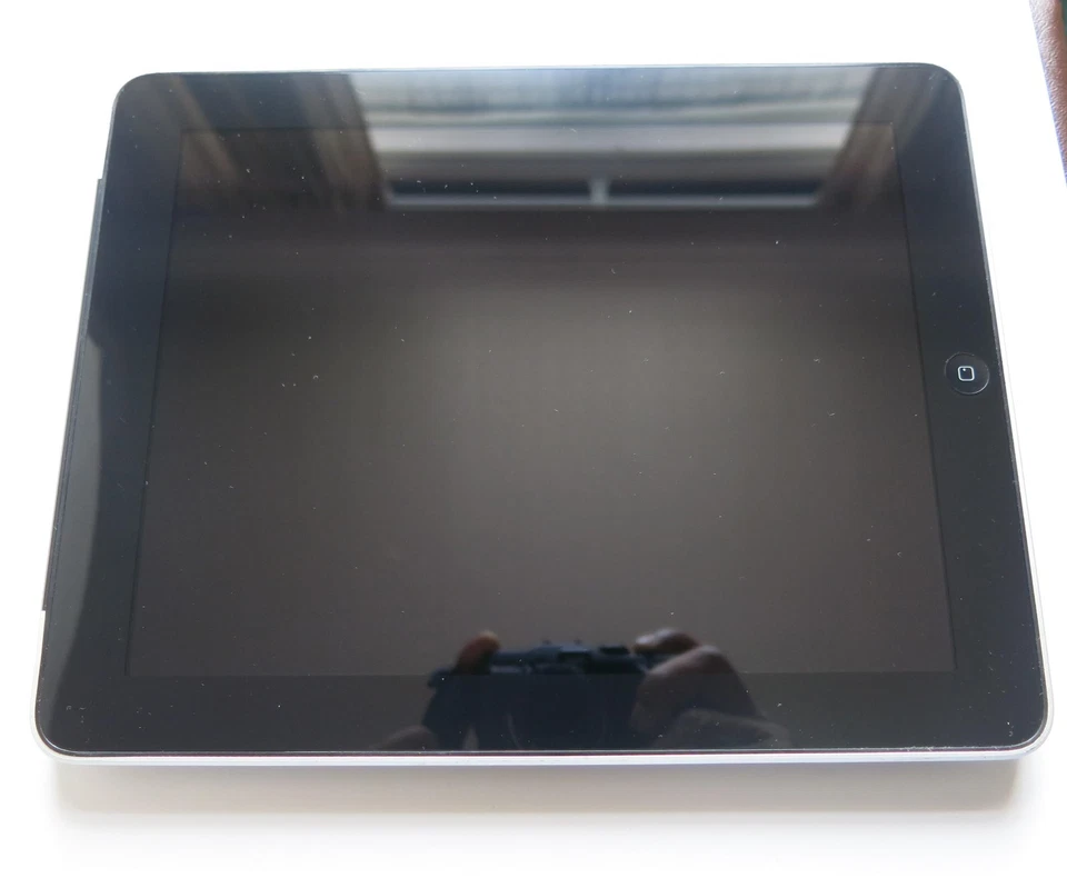 Apple iPad 1st Generation , 32GB, Wi-Fi, 3G 9.7in - Black - Image 4 of 4