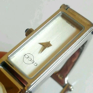 Montre Gucci type bracelet cadran argenté blanc quartz occasion