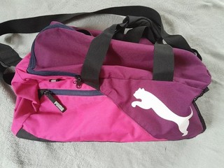 kleine schwarz lila pinke PUMA Sporttasche mit Tragegriffen & Schultergurt