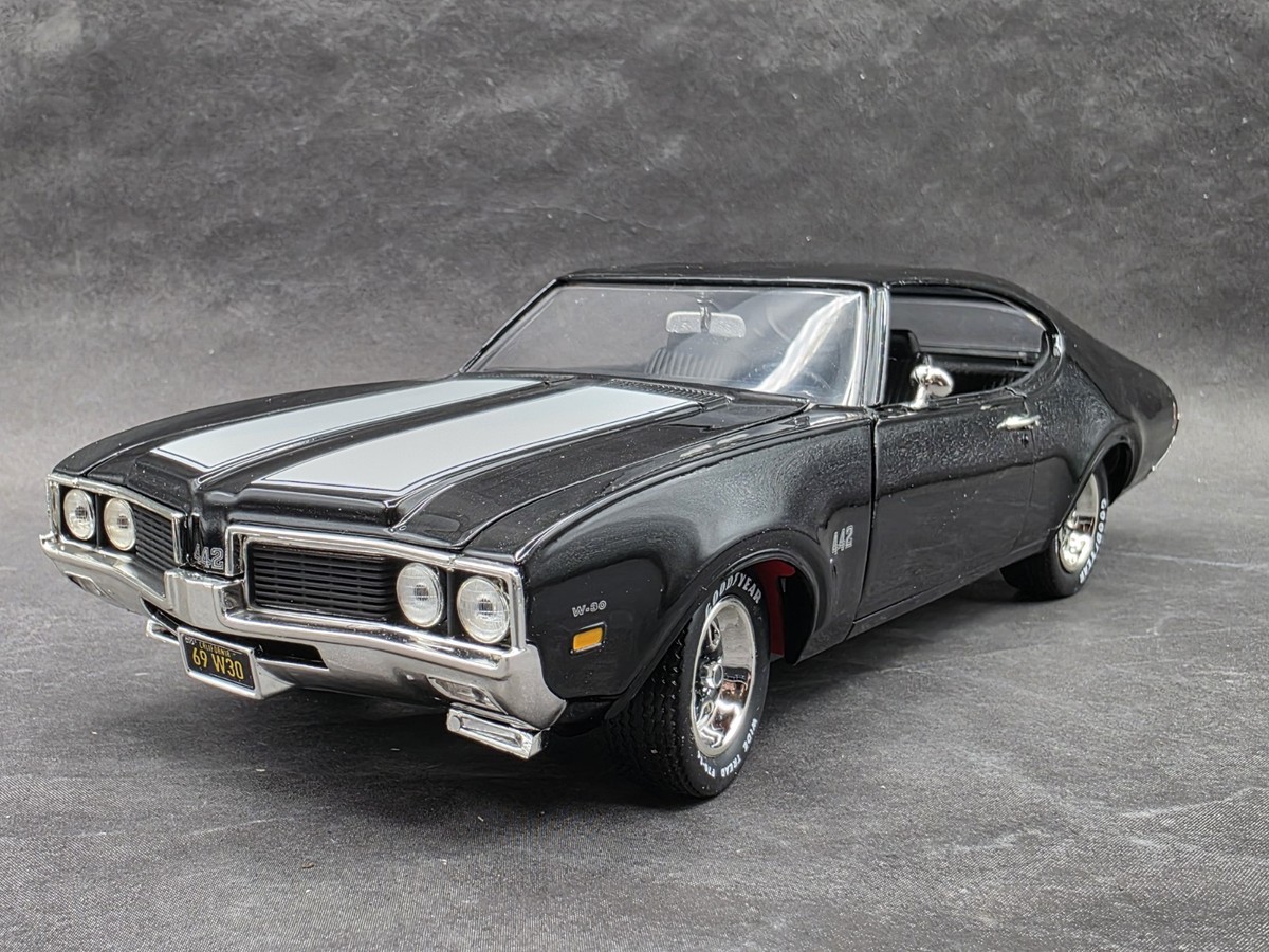 ERTL American Muscle 1969 Hurst Olds 442 W30 1:18 Scale Diecast