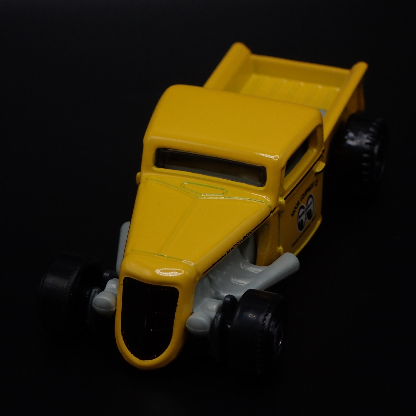 1935 35 FORD PICKUP TRUCK HOT ROD MOONEYES RARE 164 SCALE DIORAMA