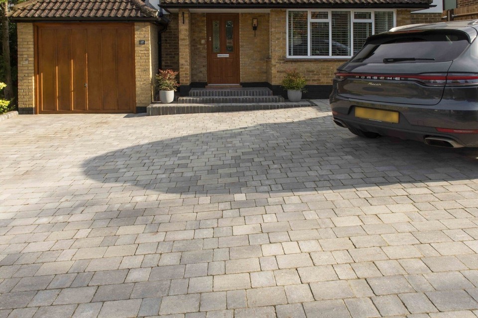 BRETT ALPHA TRIO 50MM SILVER HAZE BLOCK PAVING 8.92SQM Pallet 404 ...