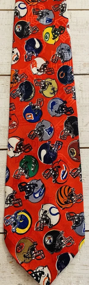 NFL Fútbol Todos los Equipos Cascos Logotipos Novedad Corbata 100% Seda EE. UU. ¡Envío RÁPIDO! Foto 2 de 4
