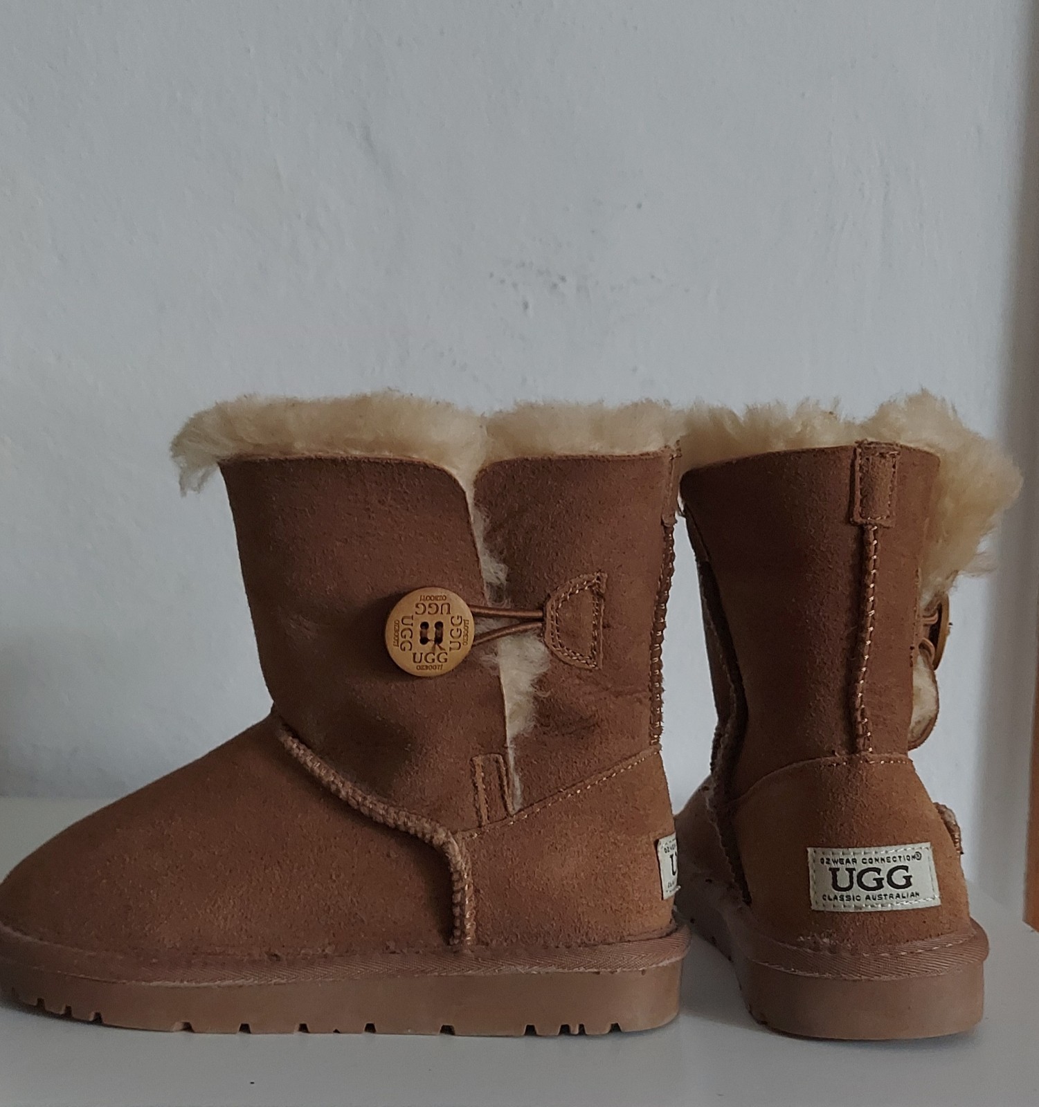 UGG Bailey Button Mini Kids NUEVO | Talla 11/12 | Castaño