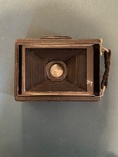 Antyczny zestaw aparatu fotograficznego ze skórzaną torbą i akcesoriami