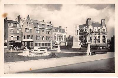 62 - Arras - SAN22929 - Place de la Gare - Le Monument aux Morts et les Hôtel
