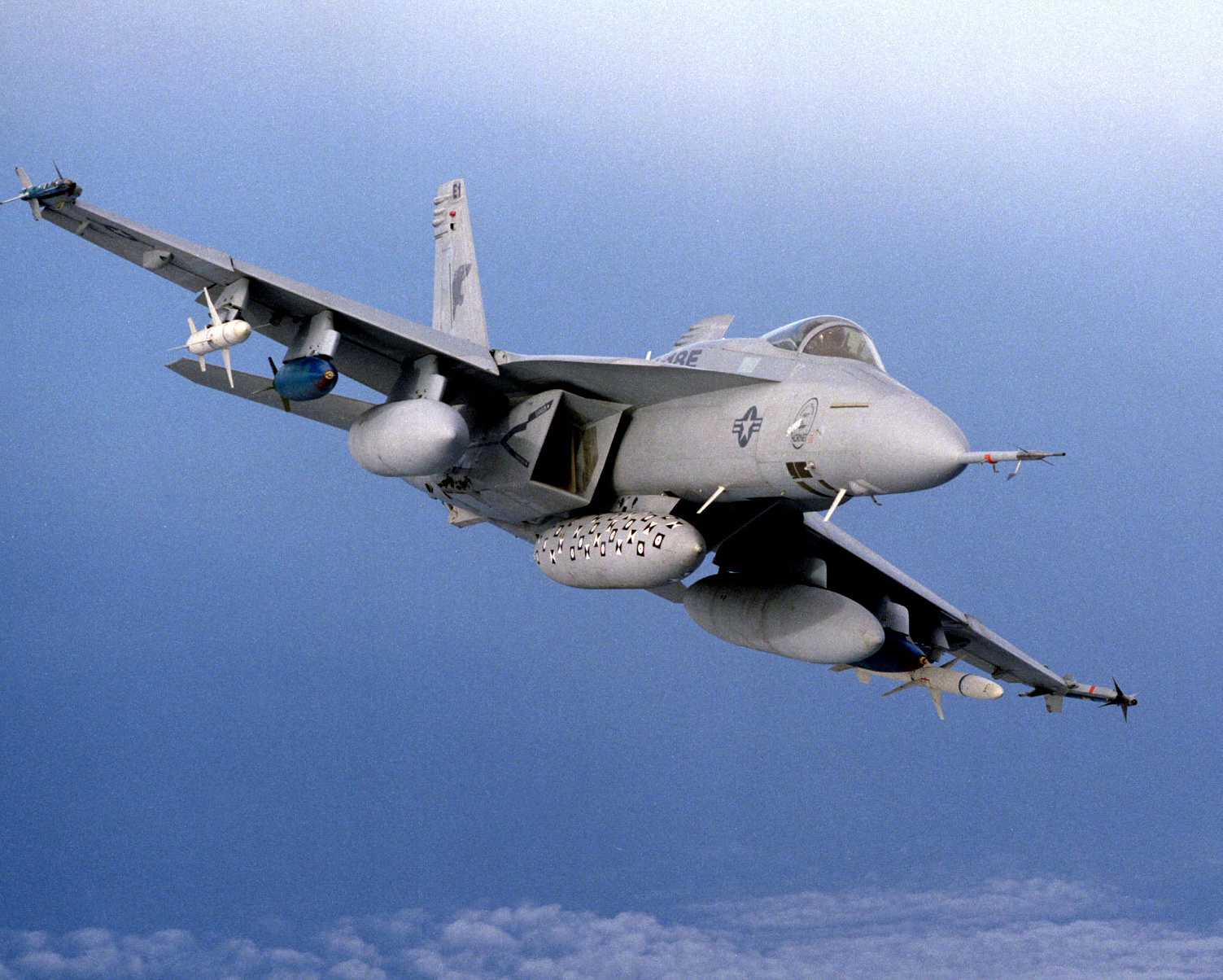 FA-18E SUPER HORNET CONDUCTS FIRST IN-FLIGHT TESTS IN 1997 - 8X10 PHOTO (EP-032)