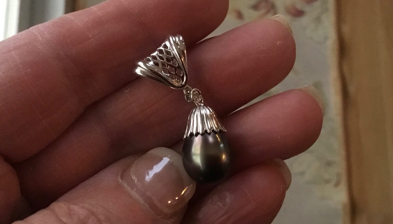 18K SOLID WHITE GOLD DANGLING BLACK TAHITIAN PEAR… - image 2