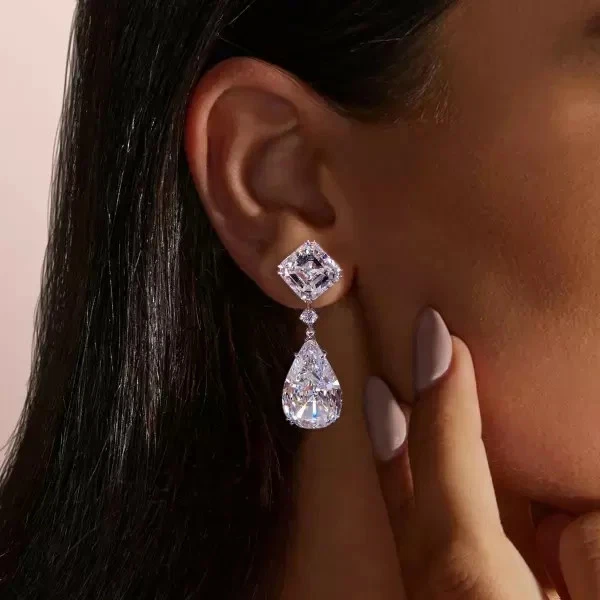 Pendientes colgantes de diamantes creados en laboratorio con corte de pera de 23 quilates enchapados en oro blanco de 14 quilates en plata Foto 2 de 4