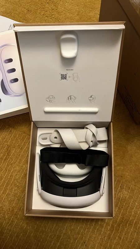 Meta Quest 3 128GB White Standalone VR Headset with Controllers (Boxed)