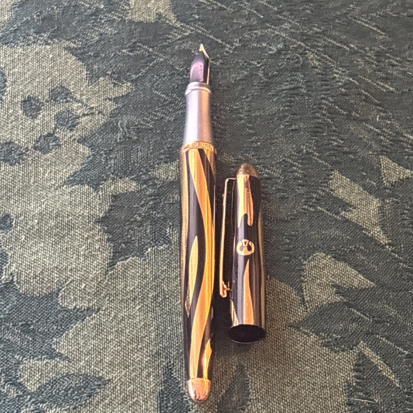 Dewen Black And Gold Fountain Pen
