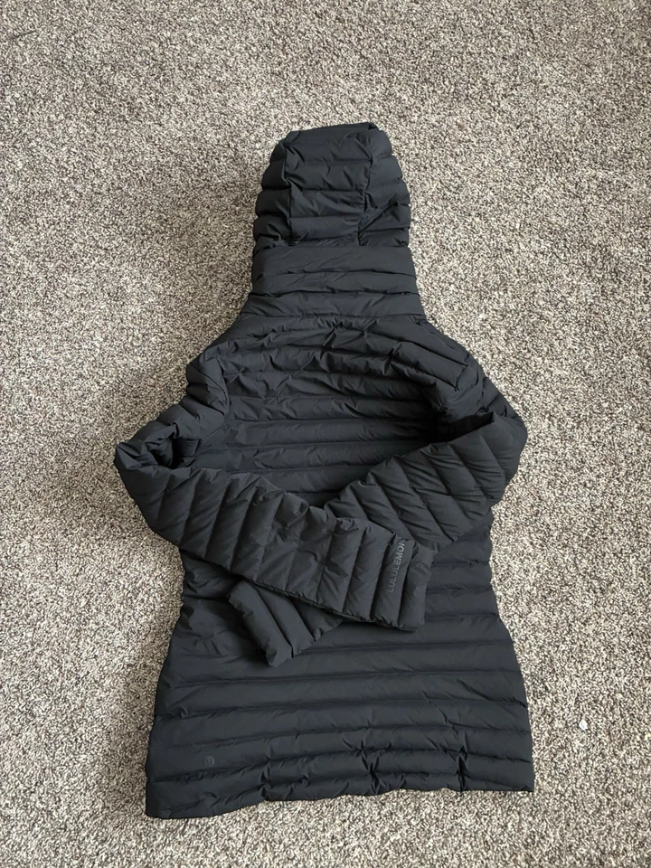 Chaqueta de relleno Lululemon Pack It Down para mujer talla 6 negra con capucha acolchada Foto 4 de 4
