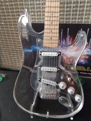 FENDER - Klare Acryl Strat Miniaturgitarre 1:4 Maßstab Replik AXE HEAVEN