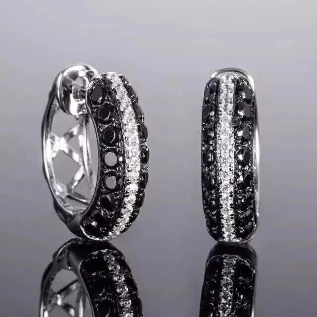 Pendientes tipo argolla de diamantes blancos y negros creados en laboratorio de 2 quilates enchapados en oro blanco de 14 quilates en plata Foto 3 de 3