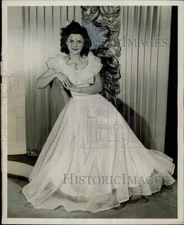 1944 Press Photo Musician Evelyn Kaye Models Dancing Dress - kfx33545