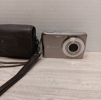 Casio Exilim EX-S770 7.2MP Digital Camera Silver w/ Case For Parts Not Tested