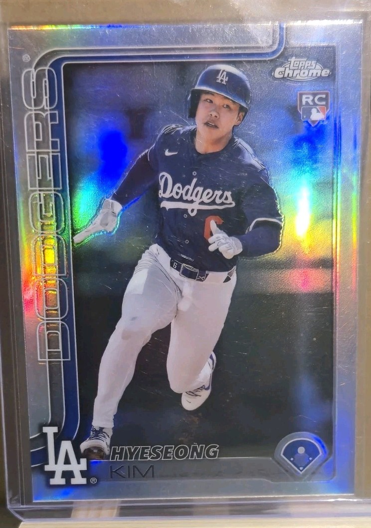 2025 Topps Chrome Hyeseong Kim #152 Refractor (RC) Los Angeles Dodgers Rookie
