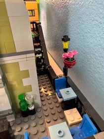 10243 Creator Parisian Restaurant Modular *Some Yellowing* - Used