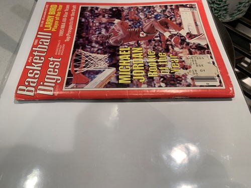 1985 Michael Jordan ๐๐ NBA Basketball Digest July Rookie of the Year Magazine - Picture 3 of 4