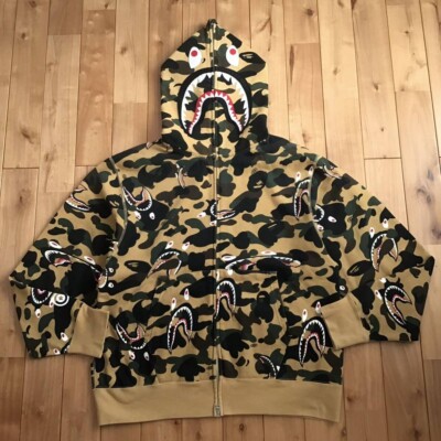 A BATHING APE - BBAPE 1ST CAMO SHARK BE@RBRICK 超合金YELLOW BE@RBRICK BAPE®︎ CAMO SHARK GOLD & SILVER | bape.com