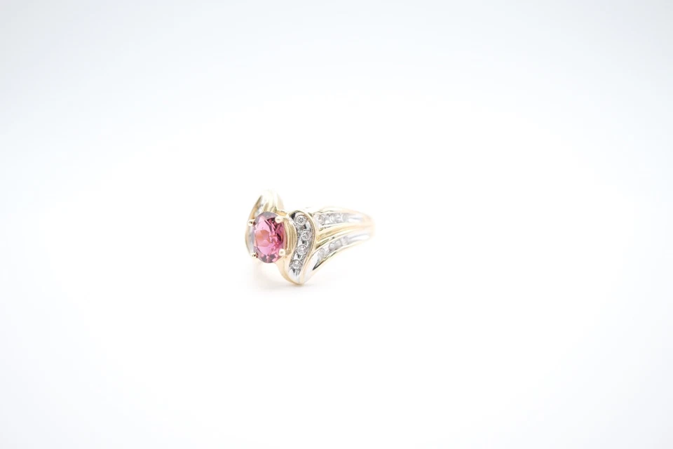 Anillo de diamantes de turmalina rosa ovalada de oro amarillo de 14 quilates y conjunto de canales redondos Foto 2 de 4