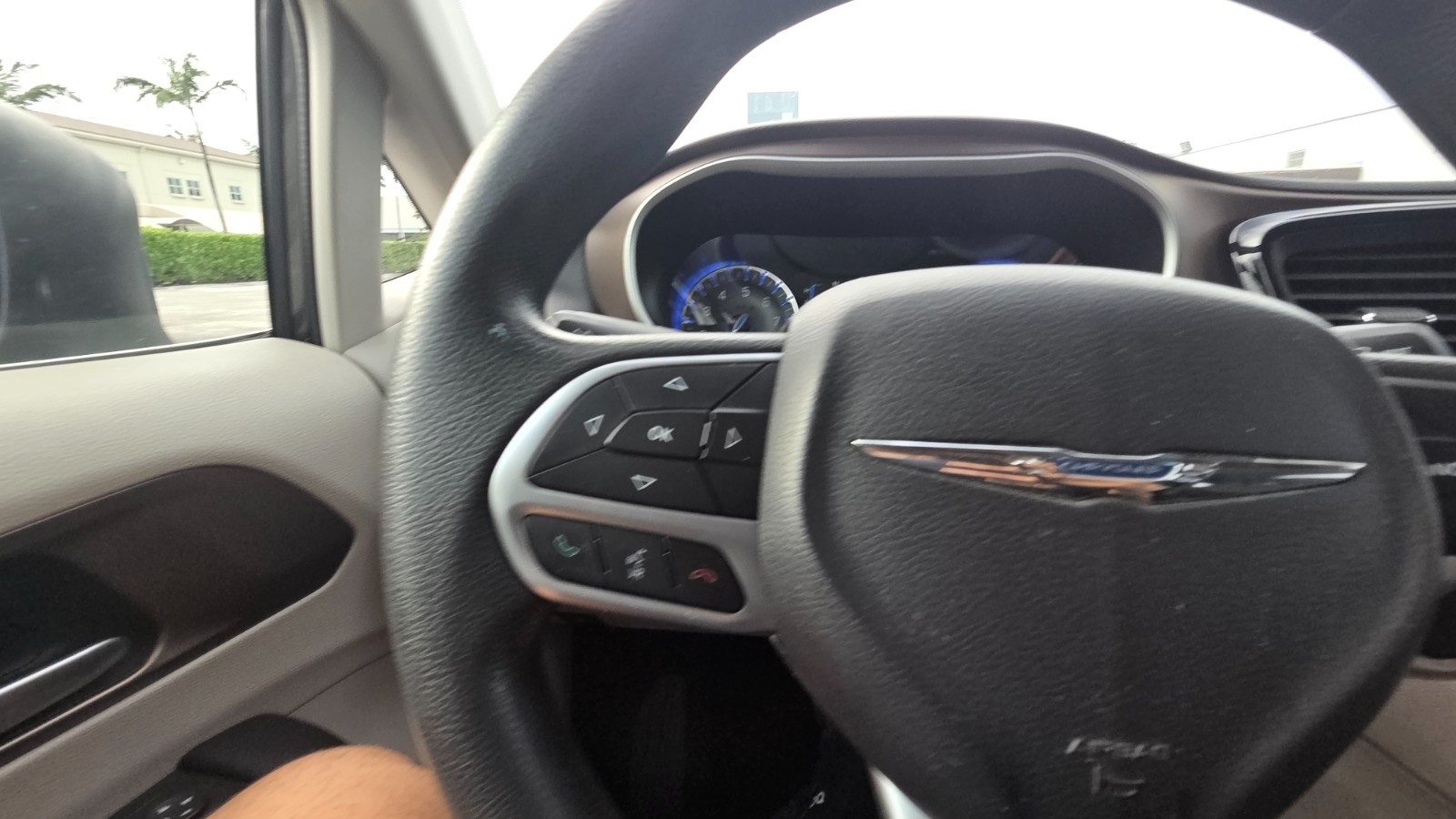Chrysler Pacifica - Image 28
