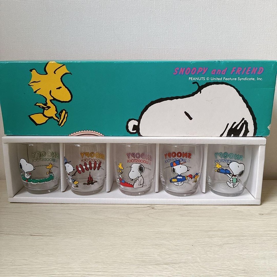 A set of five tiny Snoopy Peanuts retro glasses at 7cm — impossibly cute Japanese collectible drinkware that doubles as display-worthy miniatures.