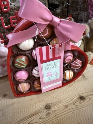 Valentines Sweet Treats Home Sense Schachtel mit gefälschten Pralinen rosa Band Mütter Brandneu