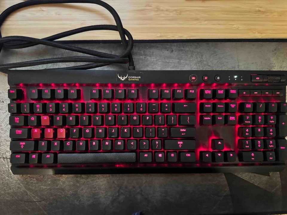 Corsair CH9000069-NA/RF K70 Mechanical Gaming Keyboard Red LED Red switch - Image 4 of 4