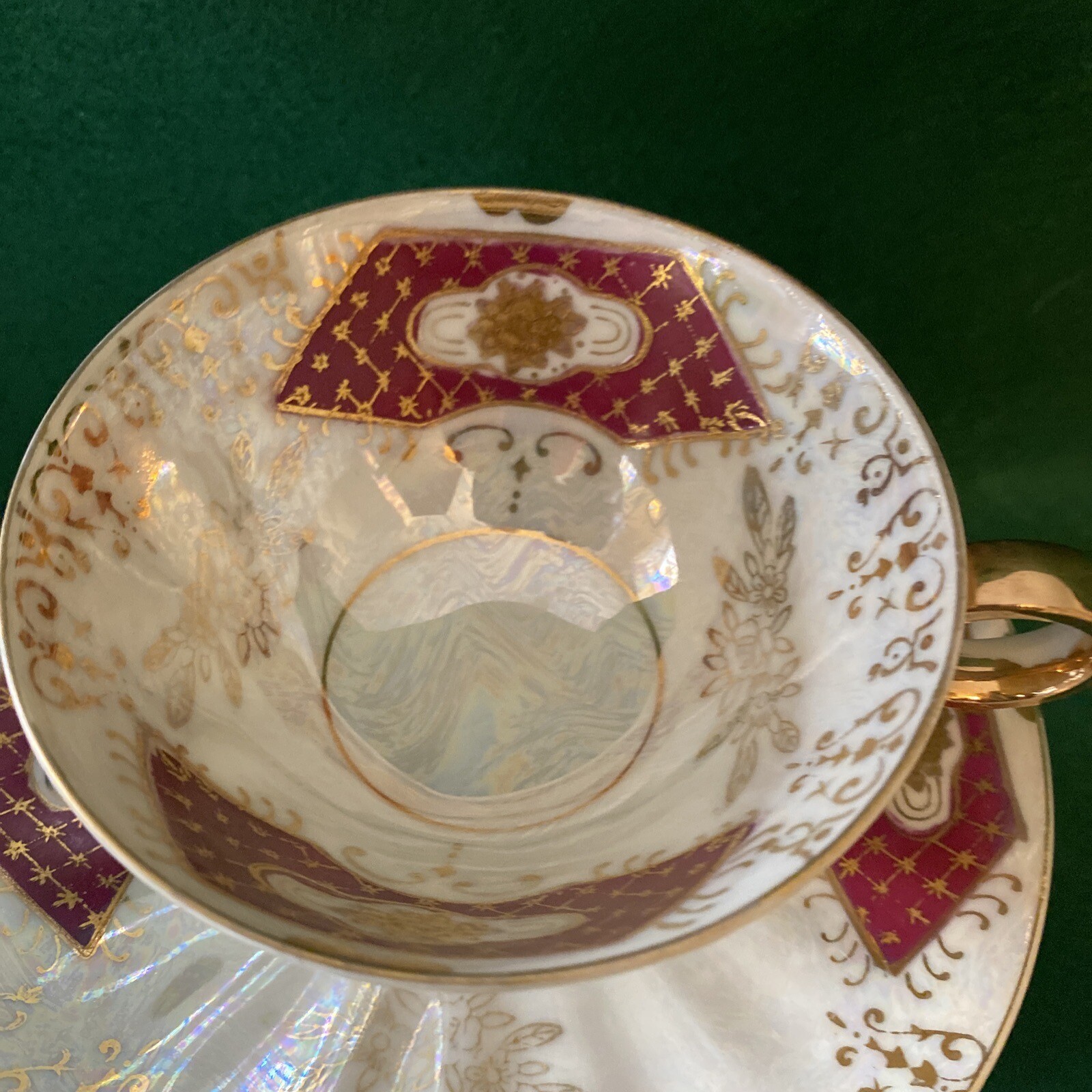 Teacup With Legs And Saucer Iridescent Gobierno en redes