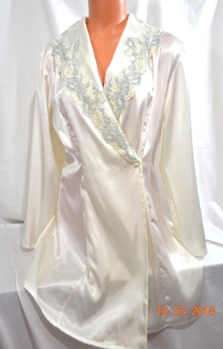 Victorias Secret Silky Satin Bed Jacket DOUBLE BREASTED Short ROBE NWT XS / S - Picture 2 of 5
