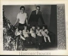 1963 Press Photo Aberdeen, South Dakota Andrew Fischer quints in family portrait