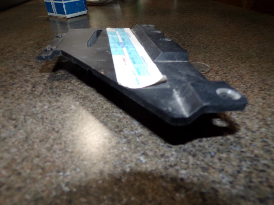 Новый из старых запасов подлинный оригинальный производитель Volvo #1392926-0 LH кронштейн крышки переднего бампера 740,760,940, SE,960 - Изображение 3 из 4