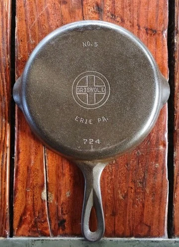 GRISWOLD Nº 5 CAST IRON SKILLET SMALL BLOCK LOGO 724I sits flat 8"