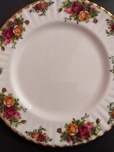 2 New Royal Albert Old Country Roses Dinner Plates Gold Trim Fluted Rim, 10.5 in - Picture 3 of 6