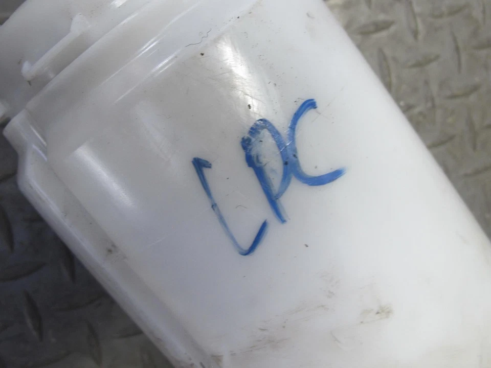 2008-2010 PORSCHE CAYENNE 957 RIGHT & LEFT SIDE FUEL GAS PRESSURE PUMP ASSEMBLY - Image 2 of 4