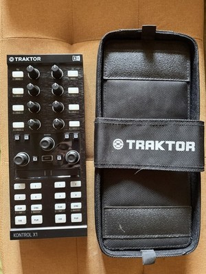 Native Instruments Traktor Kontrol X1 MK2 DJ Controller with Traktor Modular Bag