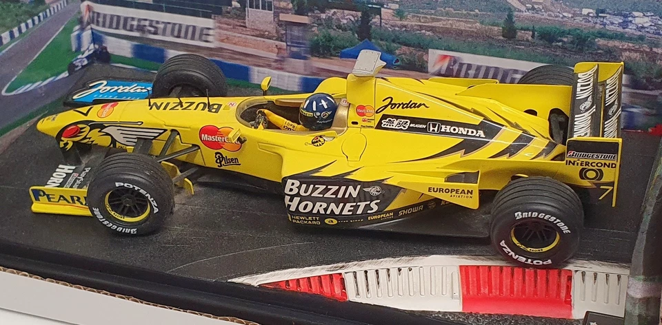 Hot Wheels 1/18 Scale 22822 - F1 Jordan 199 Launch Version Damon Hill F1 - Image 2 of 4