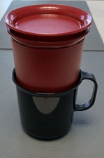 Tupperware   Tasse, schwarz, mit Goldfilter + Tee-Einsatz + Deckel, rot