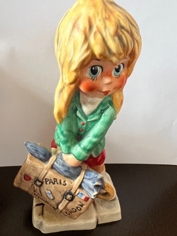 GOEBEL MICHEL T CHILDREN OF PARIS SERIES HAPPY HOLIDAYS GIRL TRAVELER FIGURINE