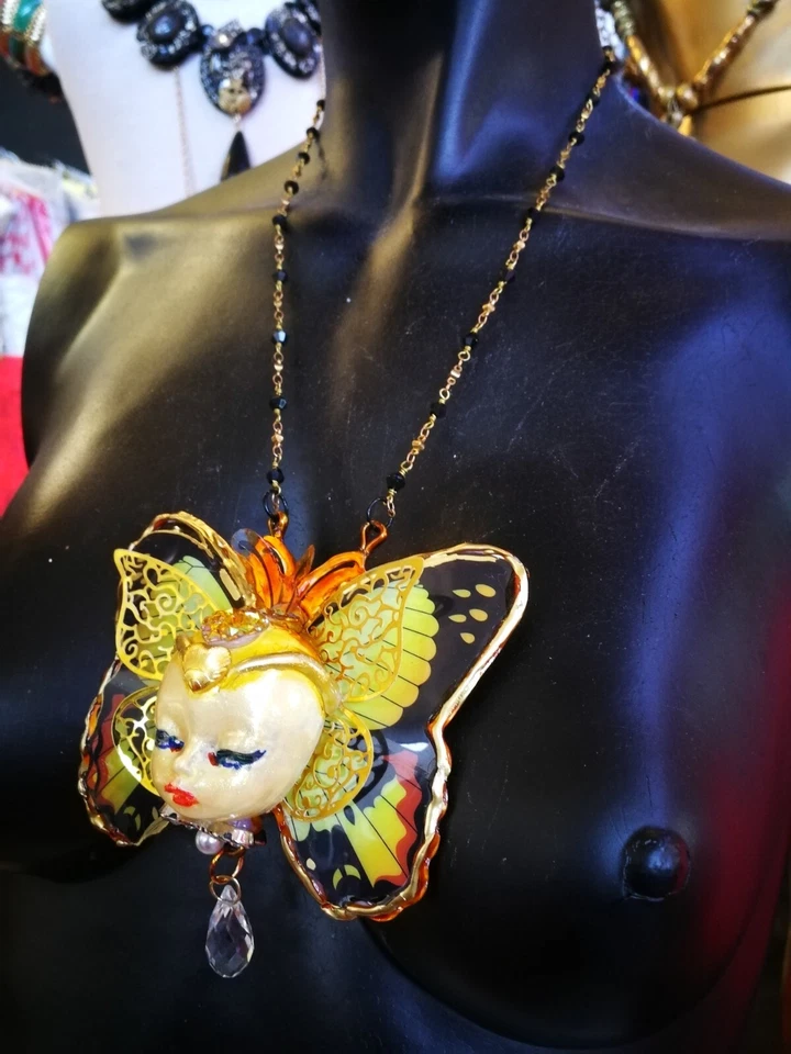 Madame Mariposa Muñeca Cabeza Retrato Escultura Collar Cristal Dije Colgante Babero Foto 2 de 4