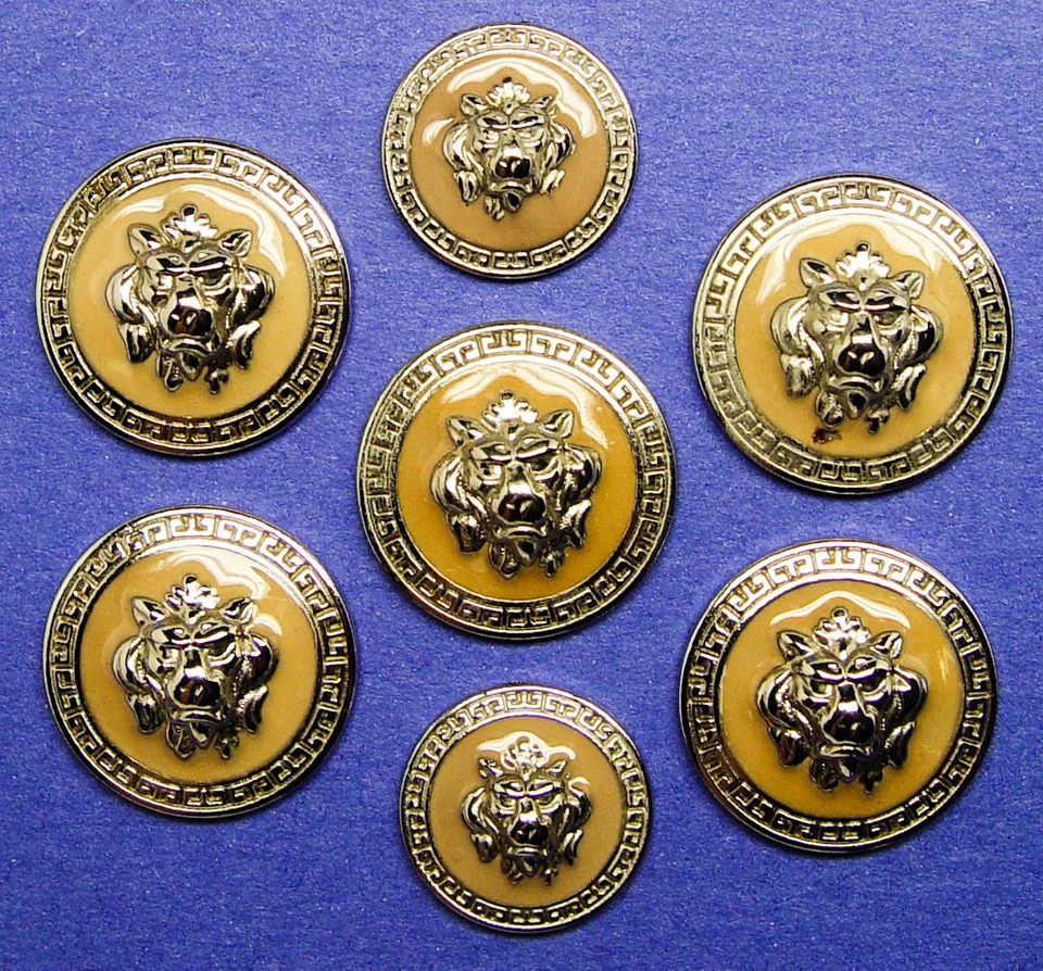 JUEGO DE 7 BOTONES OLEG CASSINI CABEZA DE LEÓN DE DISEÑO ESMALTE BEIGE AMARILLENTO PLATA Foto 2 de 4